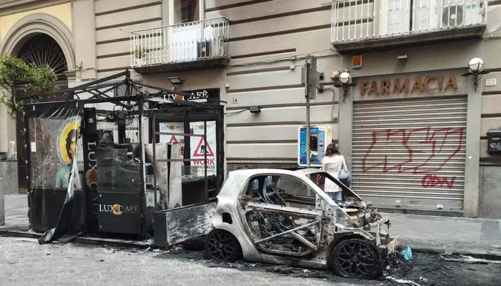 napoli incendio auto veranda bar