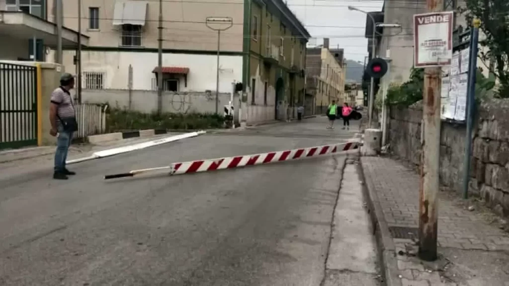 santa maria capua vetere furgone travolge passaggio livello