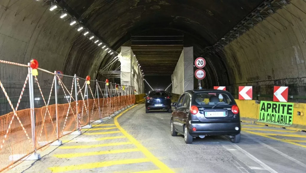 napoli danneggia bus salta fermata