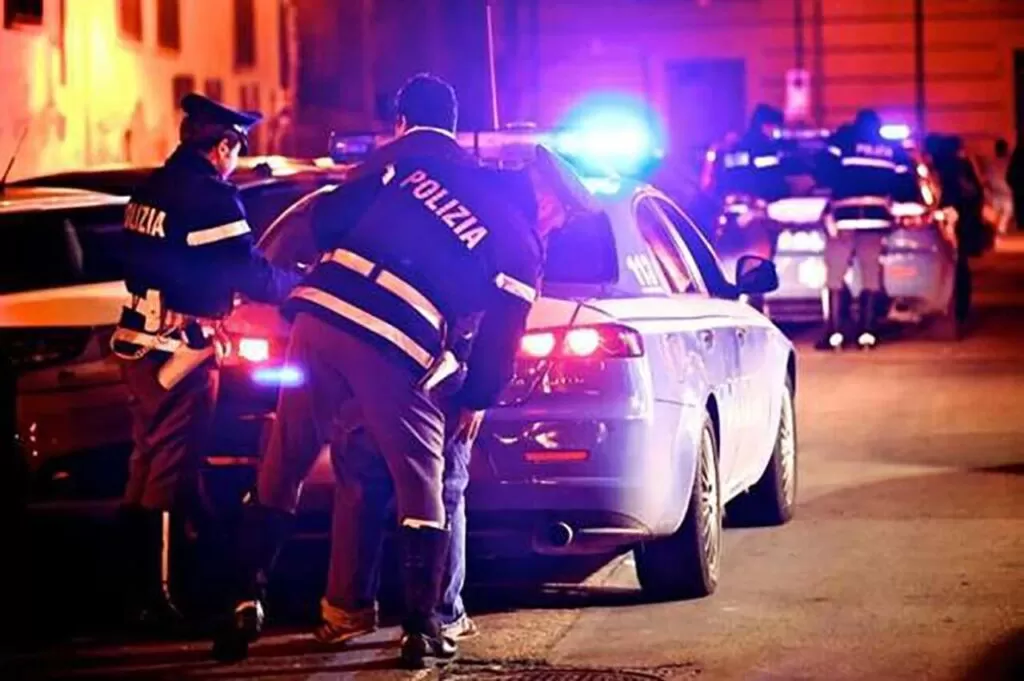 napoli furto stereo schianto volante