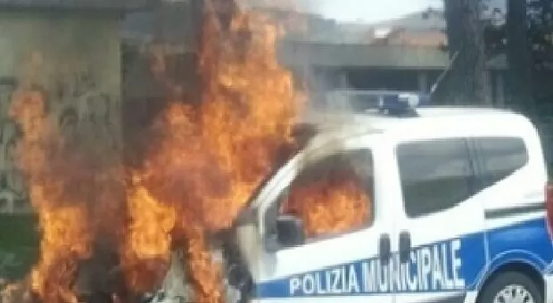 montella incendio auto municipale