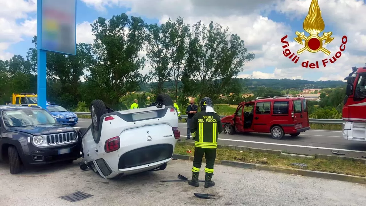 lioni auto si ribalta scontro