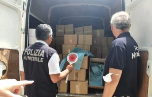 napoli-sequestro-buste-illegali-furgone-gianturco