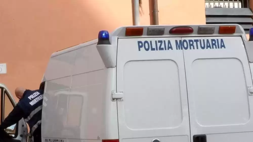 cadavere uomo auto napoli