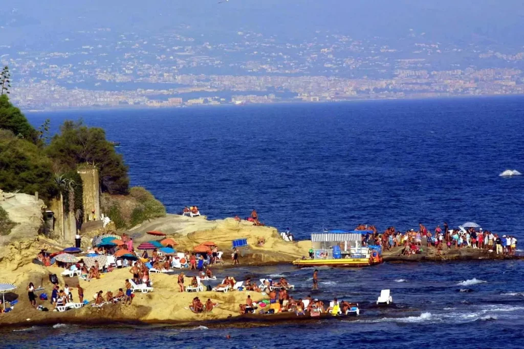 lido abusivo scoglione marechiaro