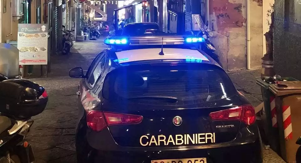 napoli ragazzi calci pugni locale