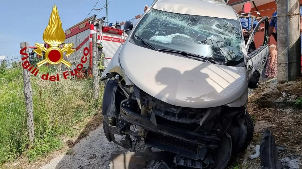 auto abbatte palo illuminazione