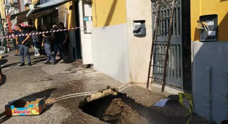 napoli voragine posillipo