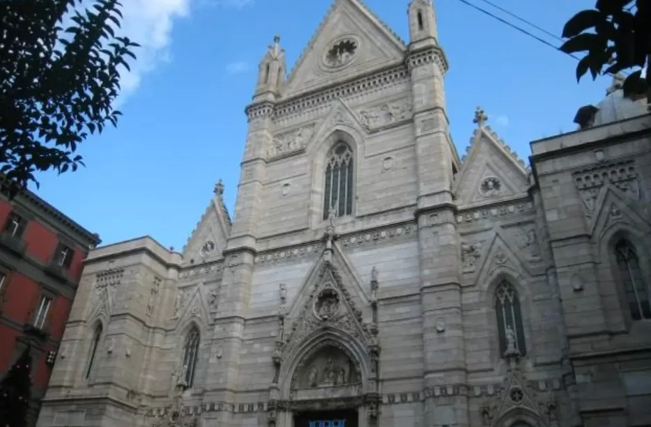 clochard muore duomo napoli