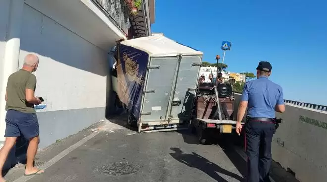 capri camion incastrato balcone appartamento