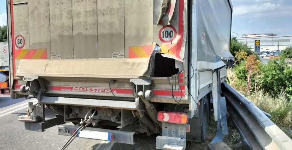 solofra camion contro guardrail