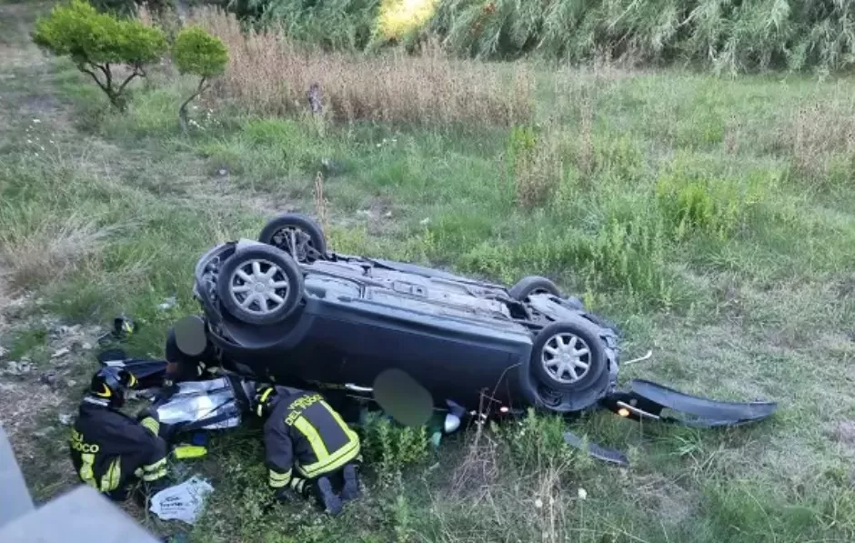 salerno auto si ribalta