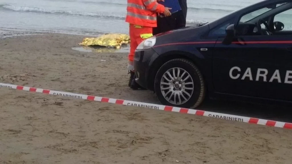 pozzuoli morto spiaggia