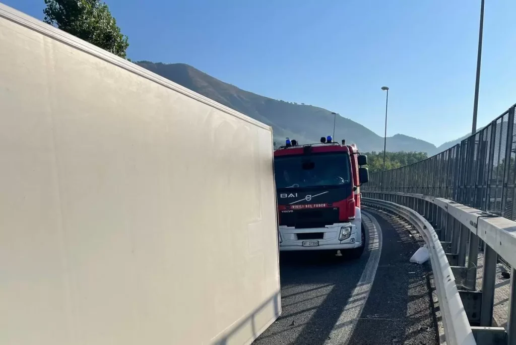 incidente-salerno-oggi-autostrada-a2-camion-ribaltato
