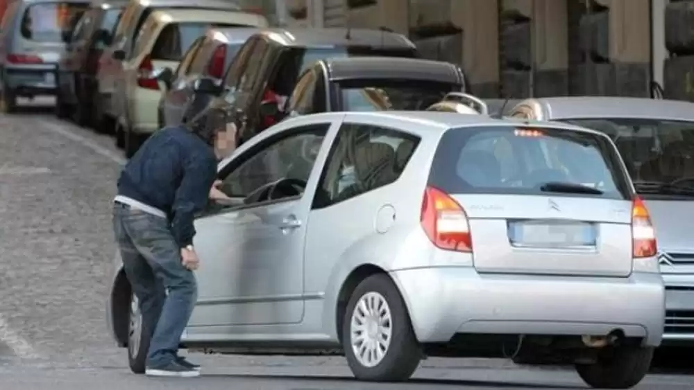 napoli non paga parcheggiatore abusivo