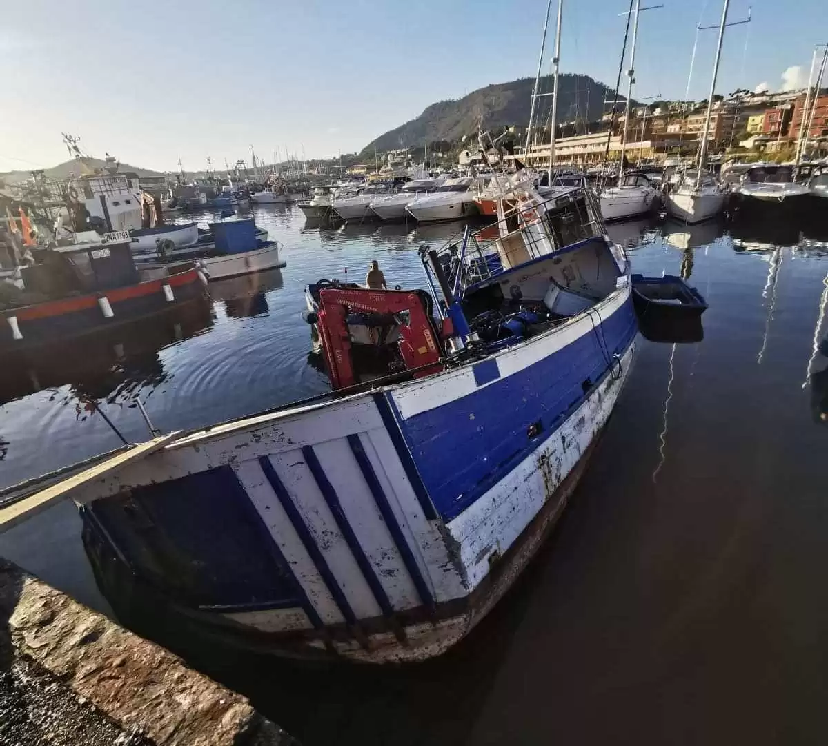 pozzuoli peschereccio abbandonato perde gasolio mare