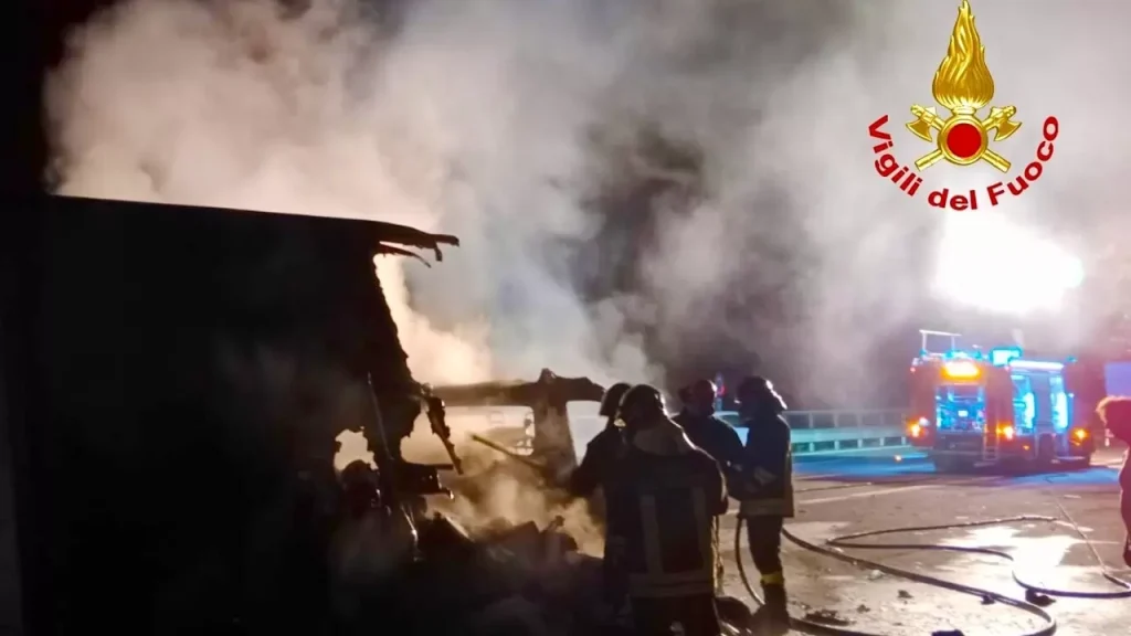 furgone fiamme autostrada a16