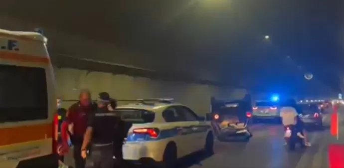 incidente auto tunnel napoli