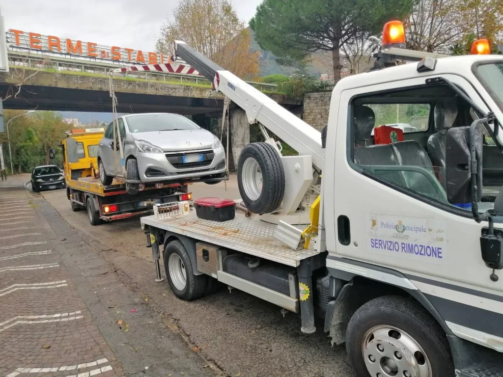 napoli-carroattrezzi-sequestra-auto-investe-non-pagare