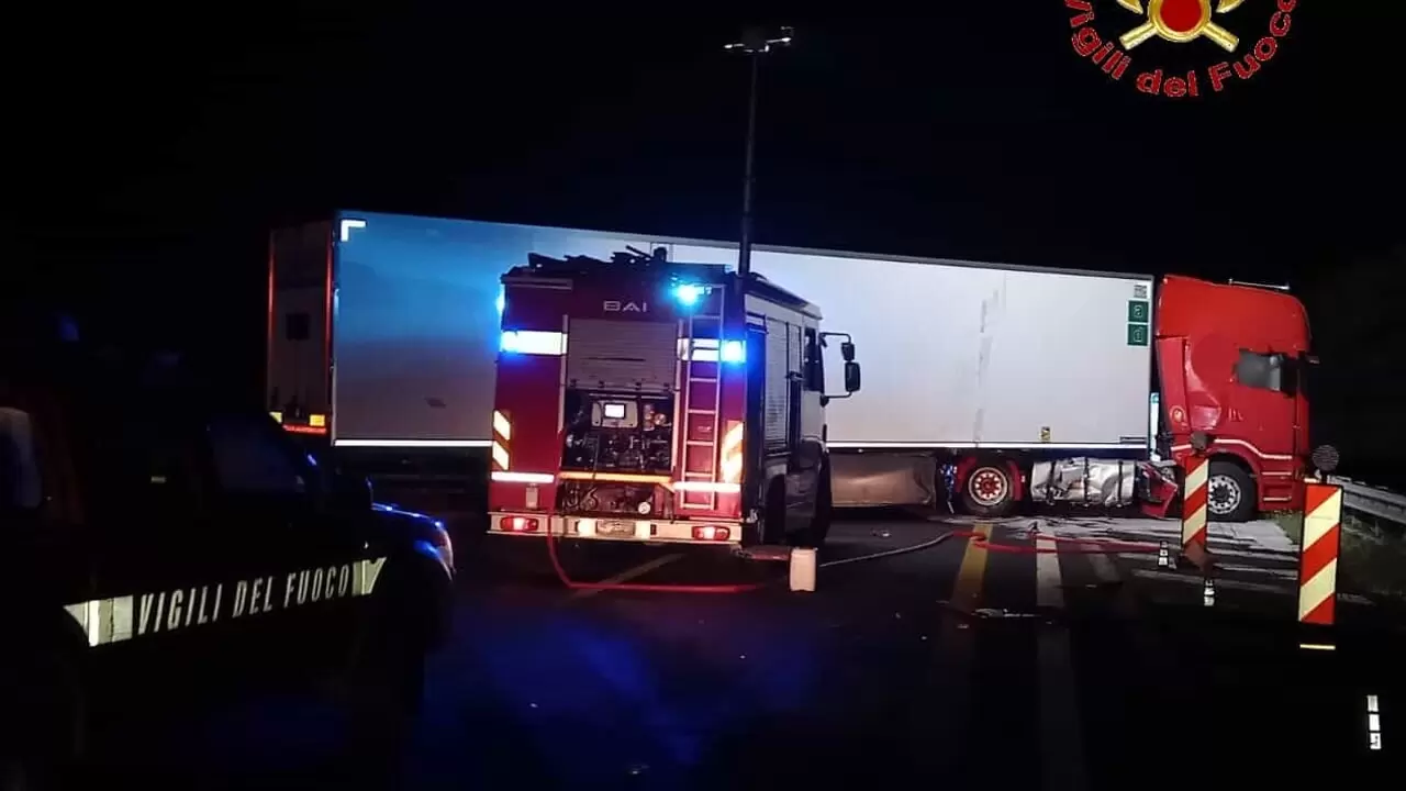 incidente A1 camion medicinali auto