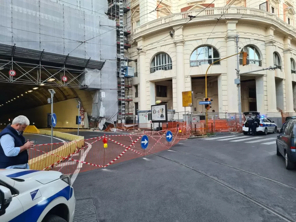 napoli auto contro impalcatura galleria vittoria