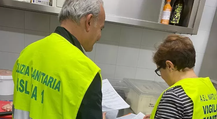 napoli sequestro cibo pizzeria chiusura