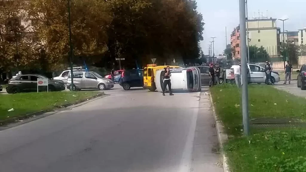 auto si ribalta napoli 21 ottobre