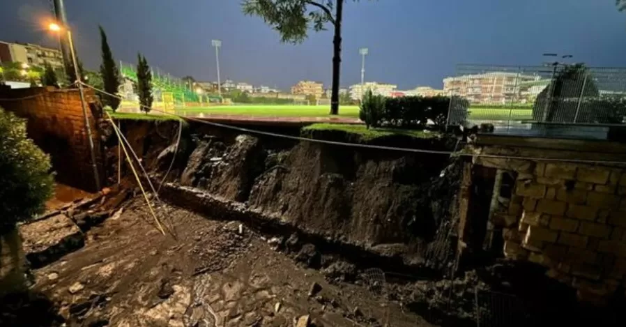 maltempo crolla muro stadio ercolano