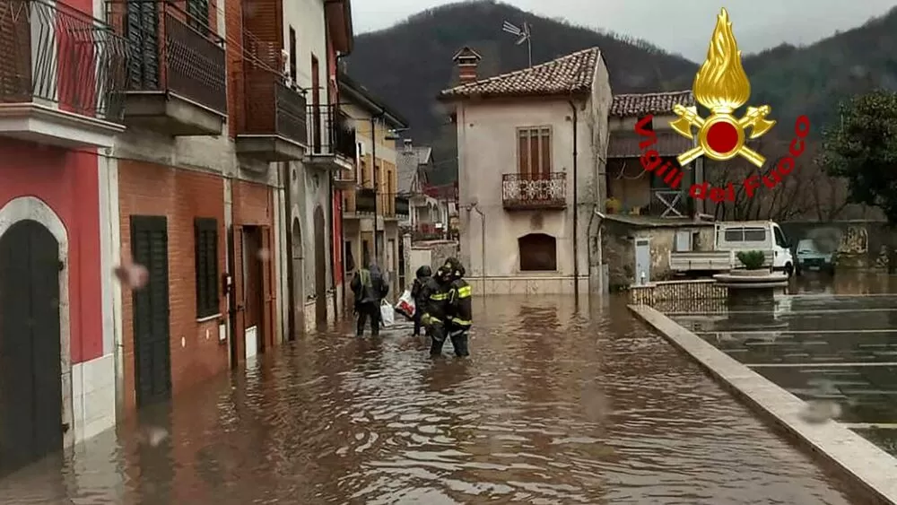 maltempo forino crolla muro