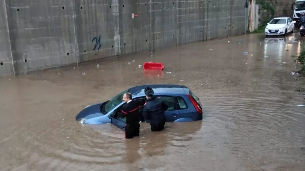 napoli maltempo donna bloccata auto