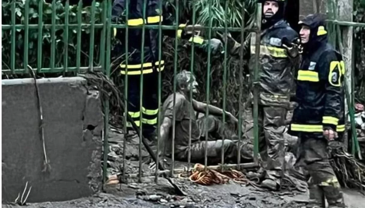 L'uomo di fango, simbolo della frana che ha devastato Ischia è l'idraulico 60enne Giovan Giuseppe Di Massa