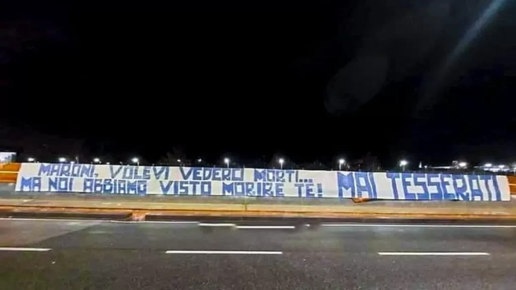 morte Maroni striscione napoli