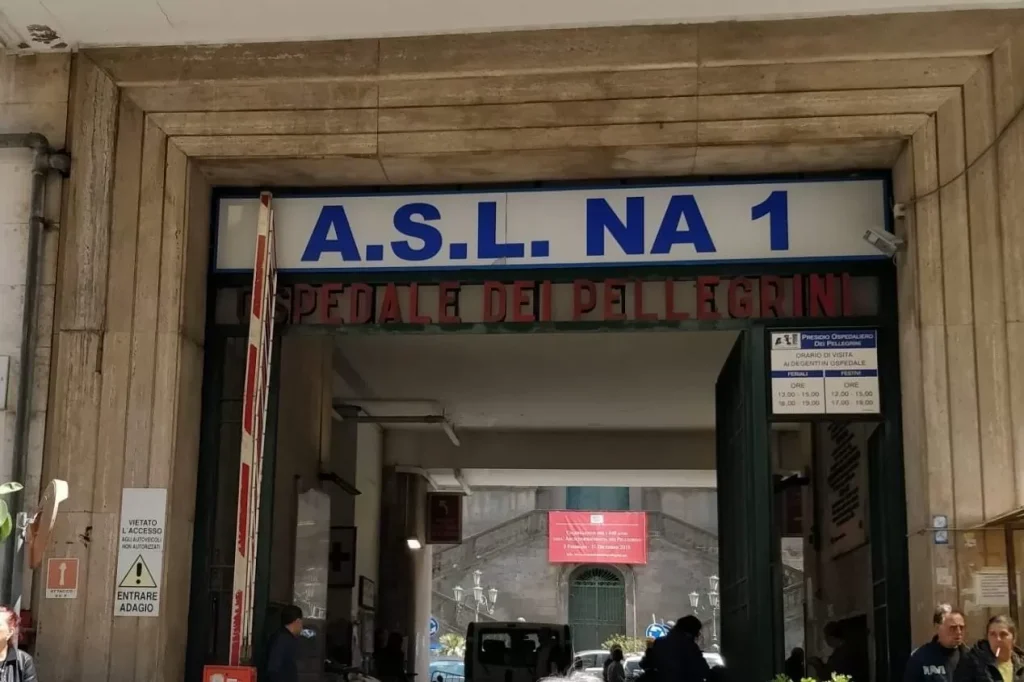 napoli insulta infermiera