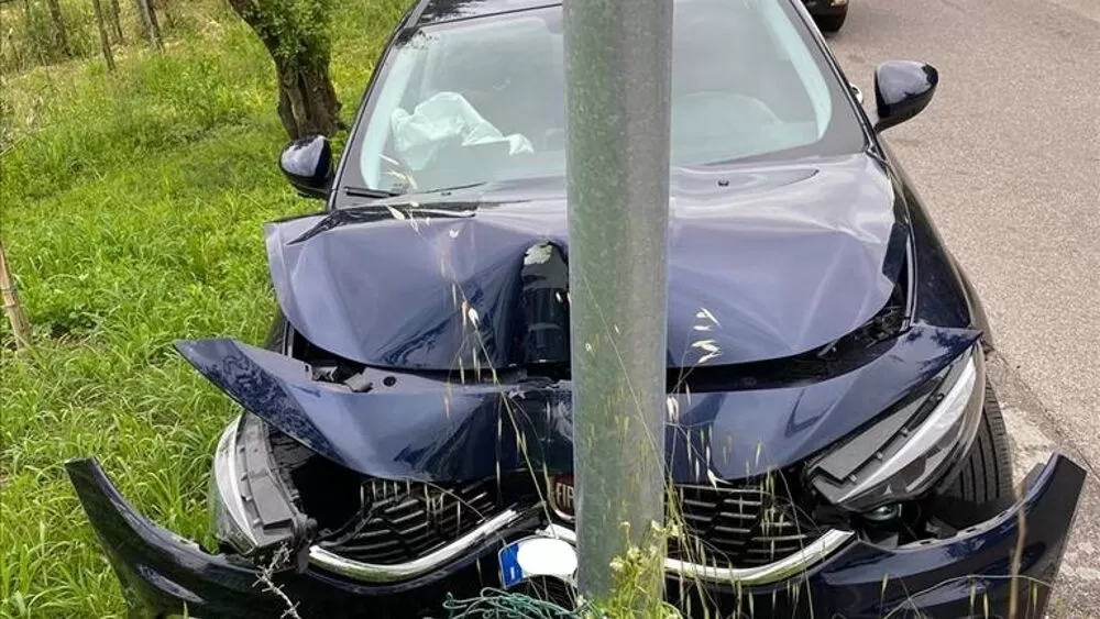 giugliano auto contro palo luce