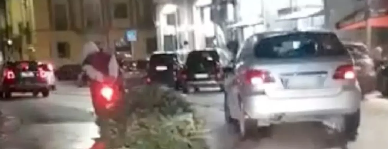 napoli rubano albero natale scooter