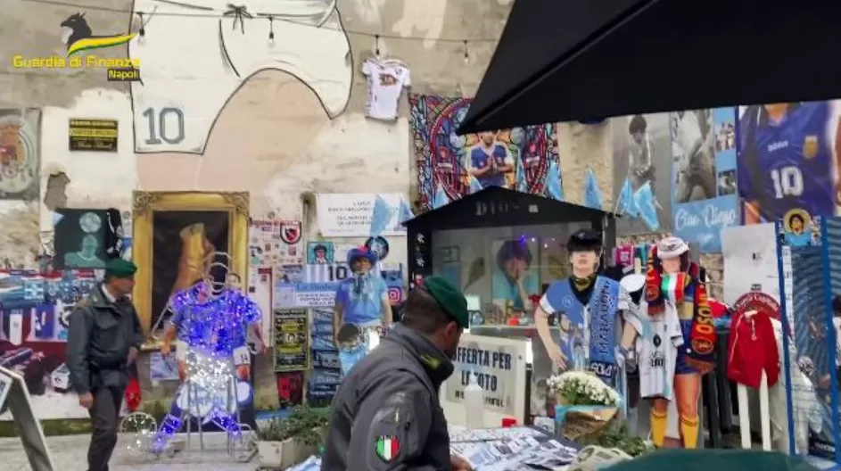 sequestrati articoli contraffatti murale maradona