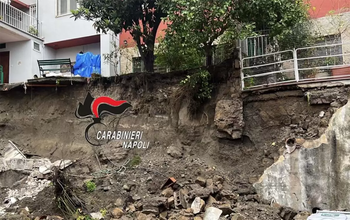 napoli crolla muro ultime notizie 14 dicembre