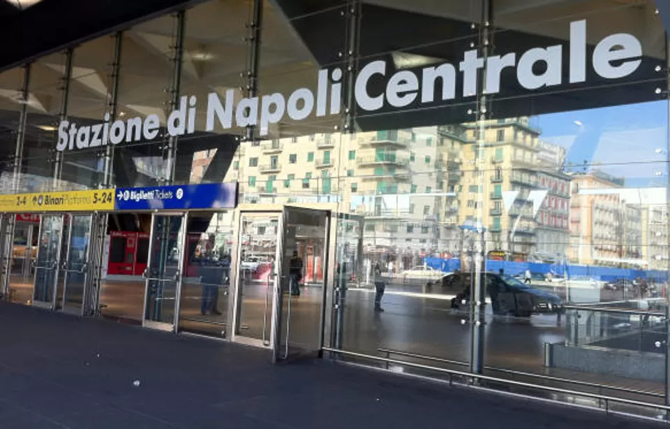 accerchiato rapinato stazione napoli