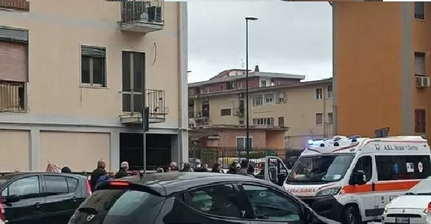 suicidio napoli finestra