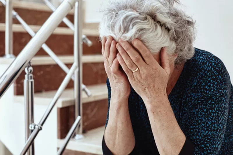 sarno minaccia madre distrugge casa