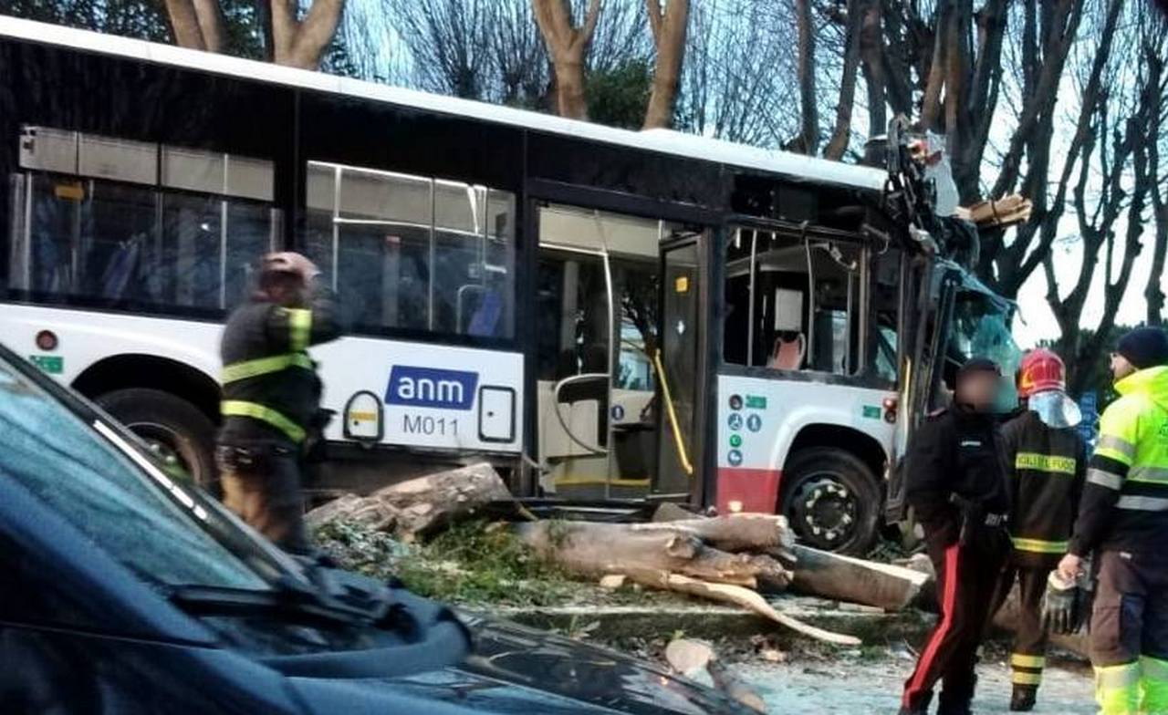 incidente-villaricca-autobus-rotonda