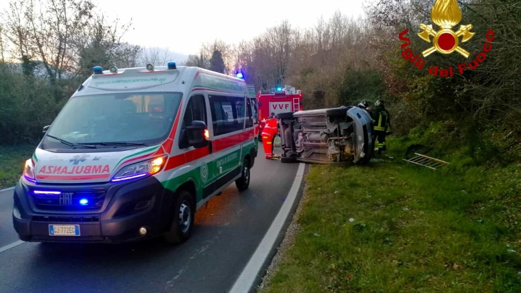 auto si ribalta pratola serra