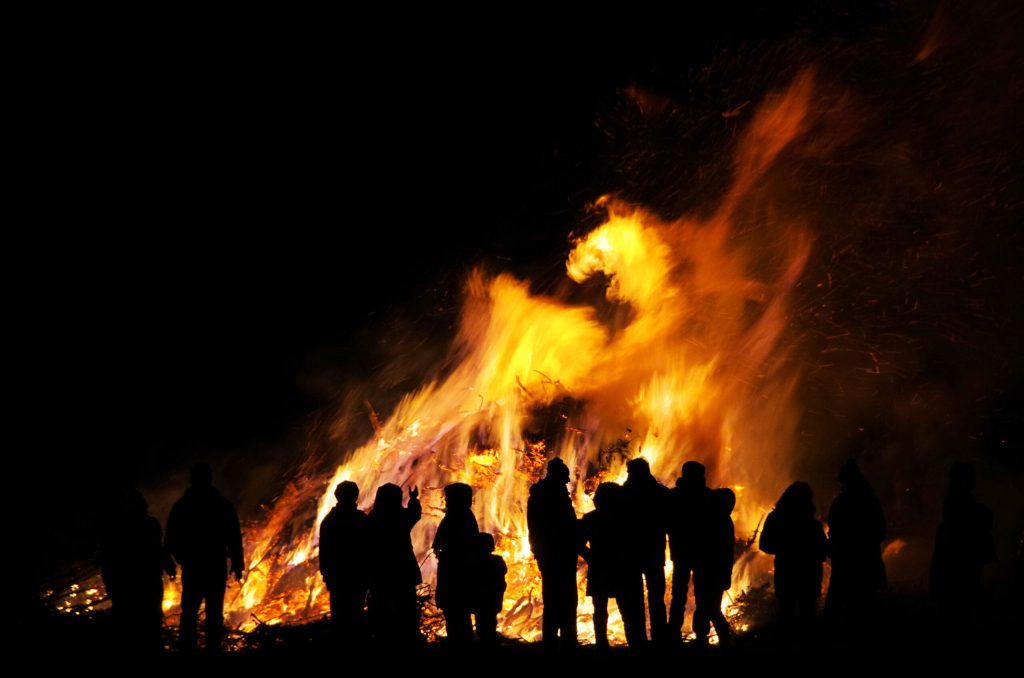 napoli-sassi-carabinieri-vigili-fuoco-sant-antonio-falo