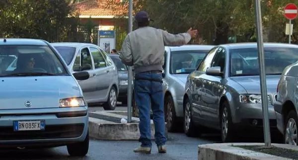 Parcheggiatore abusivo rifiuta lavoro onesto