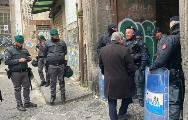 sgombero minaccia suicidio napoli