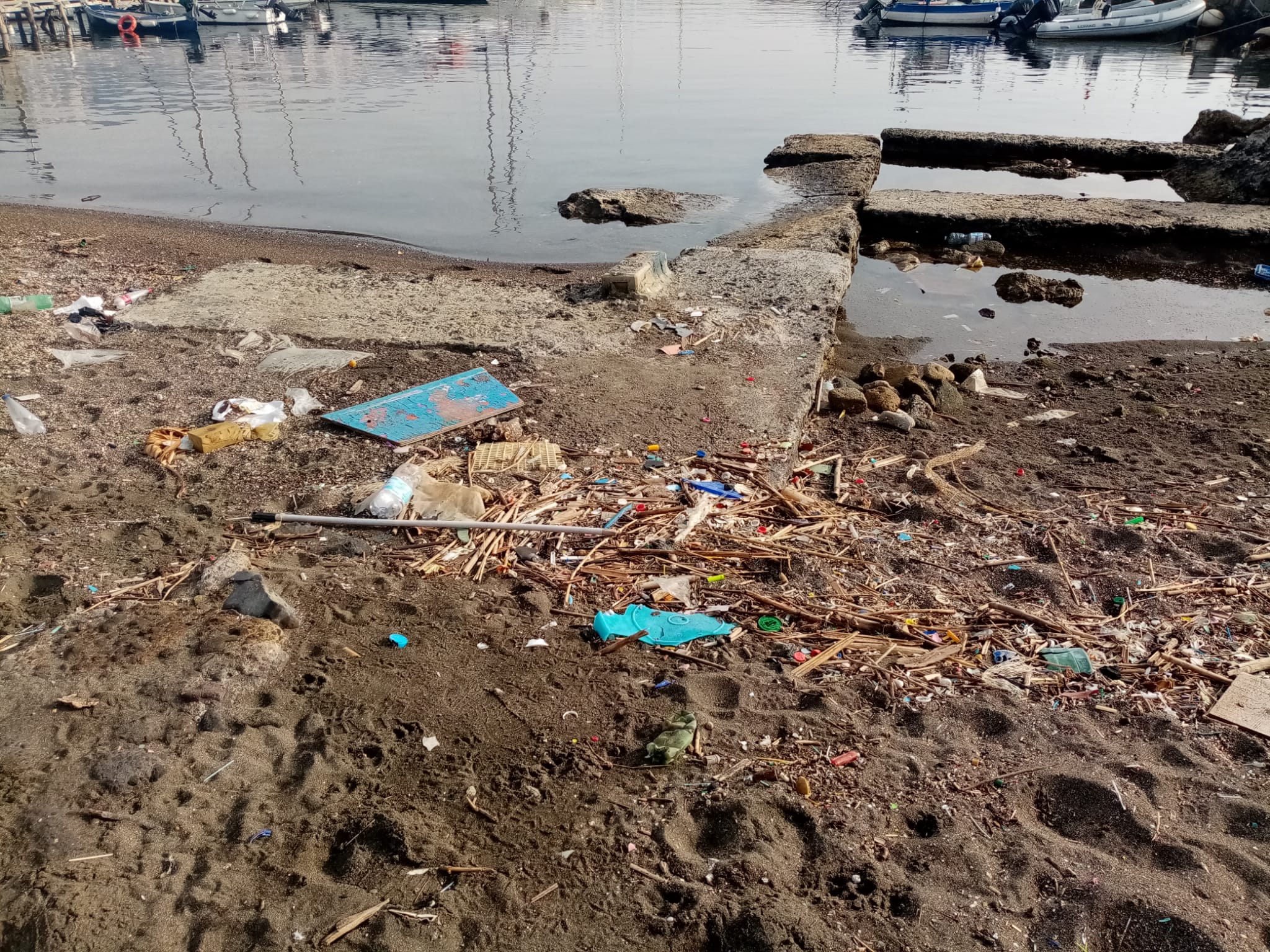 inquinamento mergellina spiaggia discarica