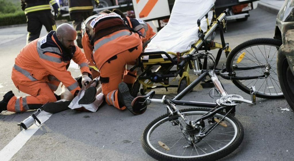 incidente acerra ciclista investito auto