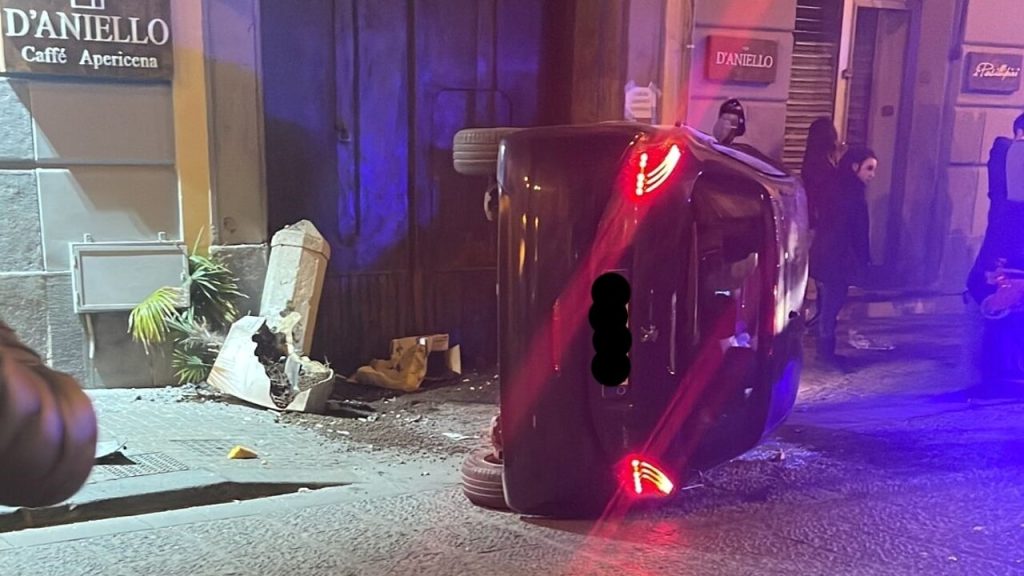 aversa auto si ribalta oggi 25 marzo