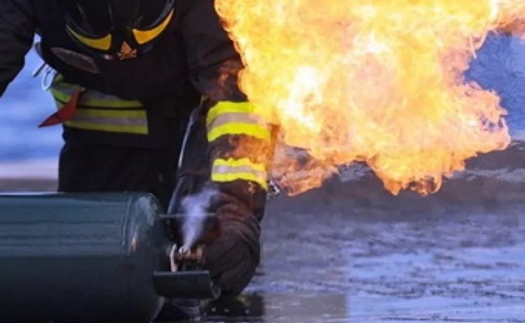 acerra lancia bombola poliziotti feriti