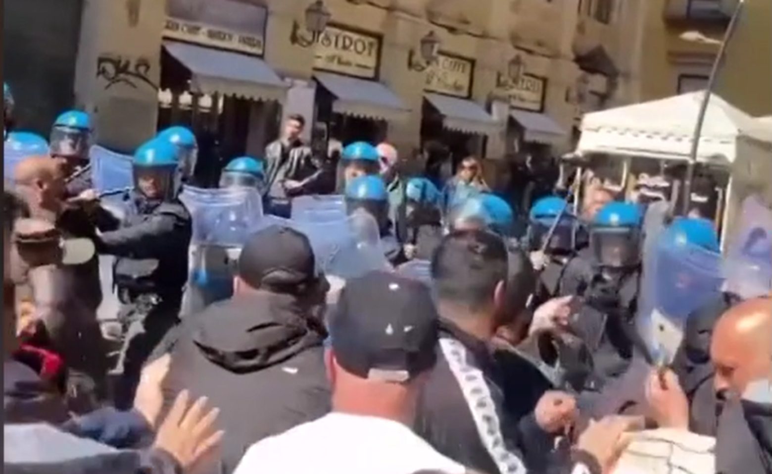 proteste napoli scontri